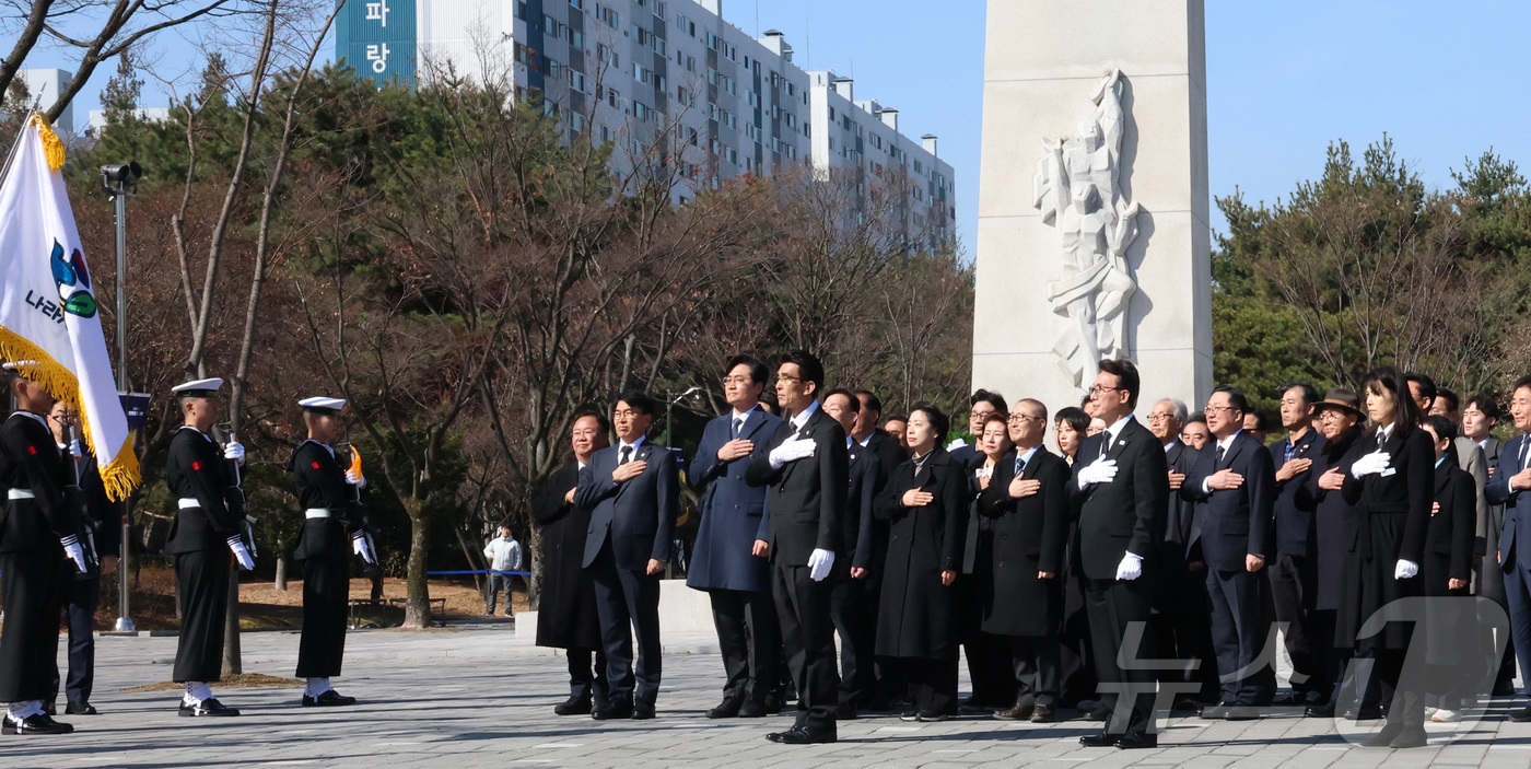 (세종=뉴스1) 김기남 기자 = 김민석 국무총리가 제66주년 3·8 민주운동 기념일인 8일 대전 서구 둔지미공원에서 3·8 민주의거 기념탑을 참배하고 있다.1960년 충청권 7개교 …