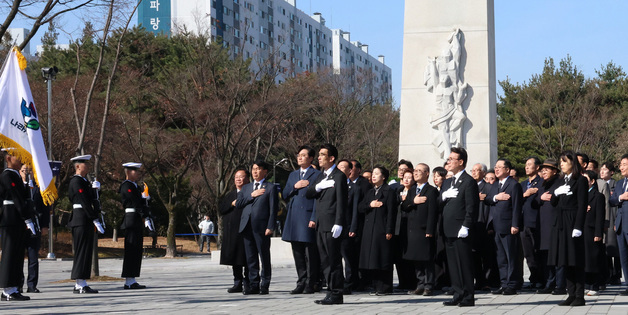3·8 민주운동 기념탑 참배하는 김민석 국무총리