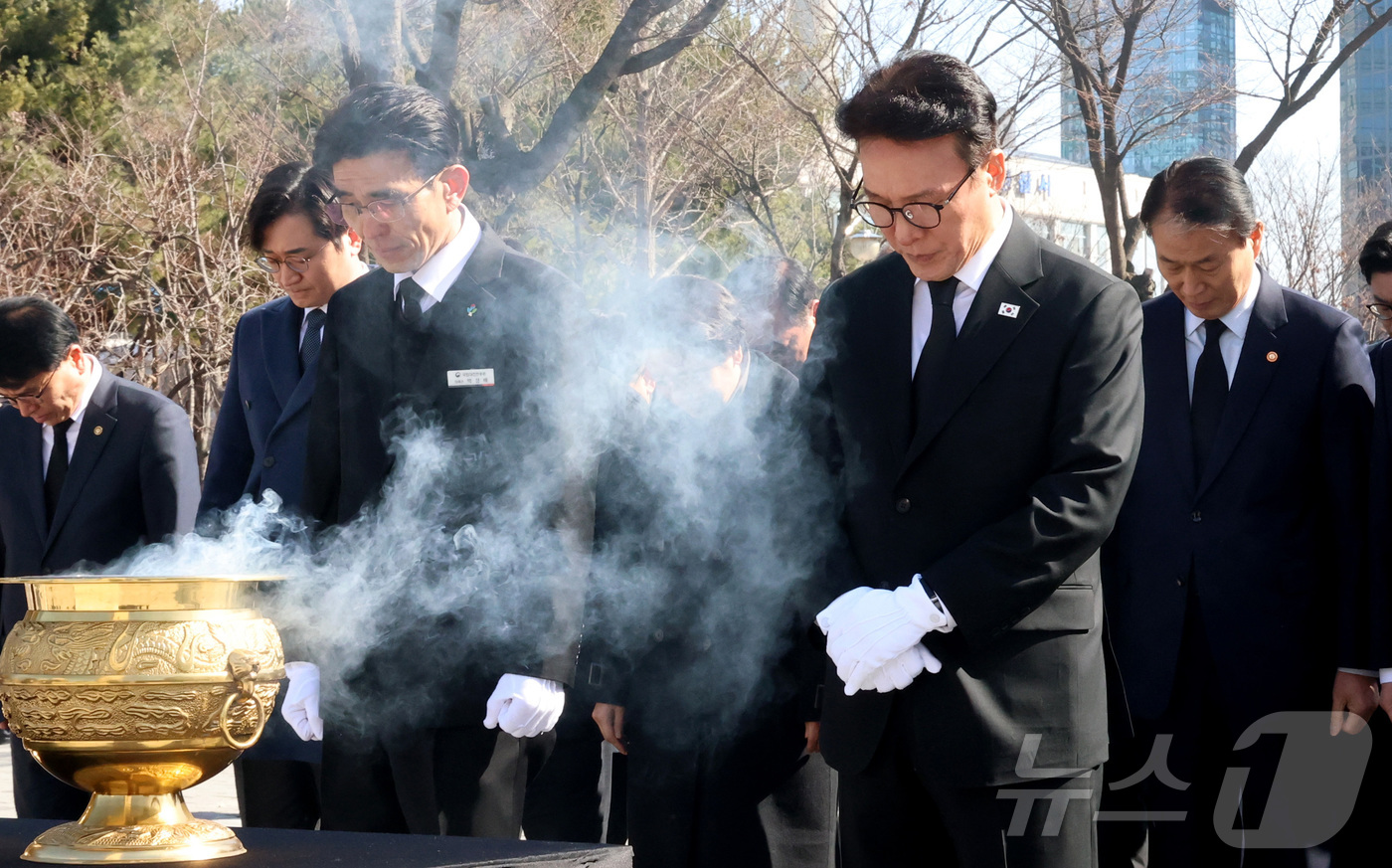 (세종=뉴스1) 김기남 기자 = 김민석 국무총리가 제66주년 3·8 민주운동 기념일인 8일 대전 서구 둔지미공원에서 3·8 민주의거 기념탑을 참배하고 있다.1960년 충청권 7개교 …