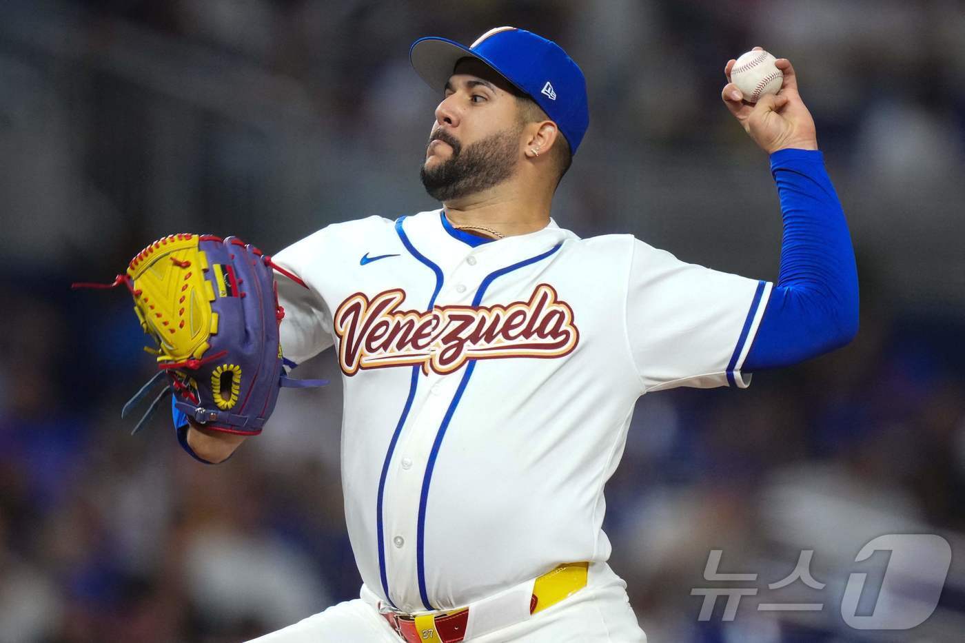 본문 이미지 - 전 KT 위즈 외국인 투수 엔마누엘 데 헤이수스가 8일(한국시간) 열린 2026 WBC 1라운드 D조 이스라엘전에서 베네수엘라 선발 투수로 등판해 5이닝 1실점 호투를 펼쳤다. ⓒ AFP=뉴스1