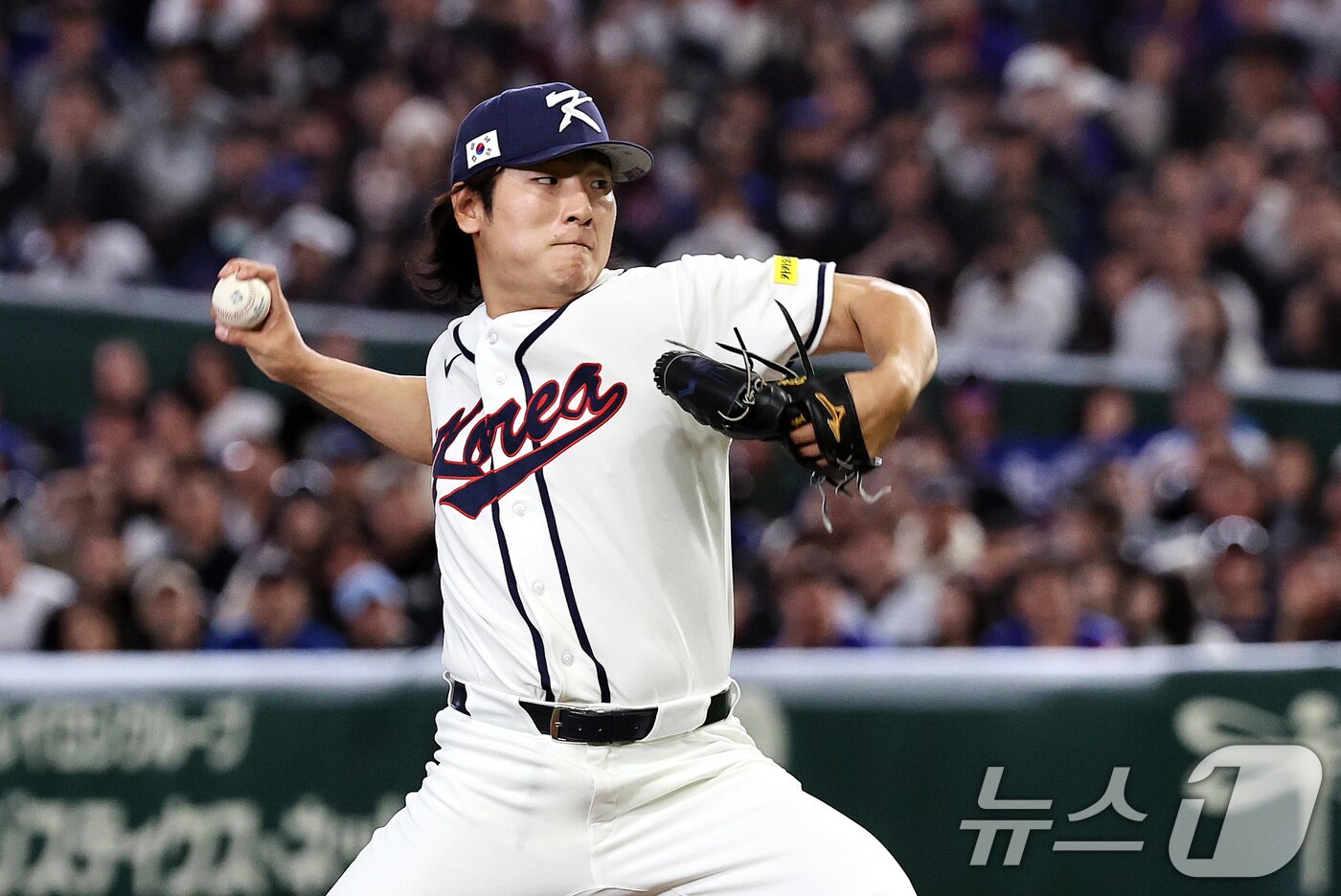 본문 이미지 - 8일 일본 도쿄돔에서 열린 2026 월드베이스볼클래식 조별리그 C조 대한민국과 대만의 경기. 대한민국 투수 곽빈이 4회초 마운드에 올라 역투하고 있다. 2026.3.8 ⓒ 뉴스1 구윤성 기자