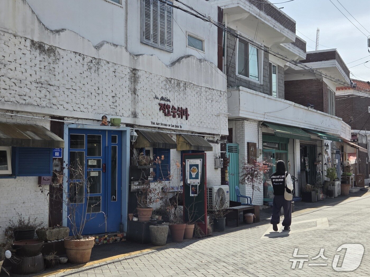 본문 이미지 - 8일 오전 11시께 전북 전주시 완산구 '서학동 예술마을' 골목을 나들이객이 지나가고 있다.2026.3.8/뉴스1 문채연 기자