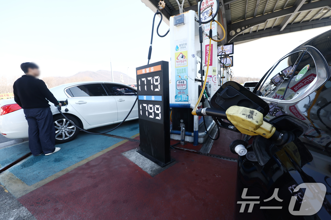 (서울=뉴스1) 김민지 기자 = 미국·이스라엘과 이란 간 무력 충돌 여파로 국내 휘발유와 경유 가격이 상승하고 있는 가운데 8일 오후 서울 서초구 만남의광장 주유소에 유가정보판이 …
