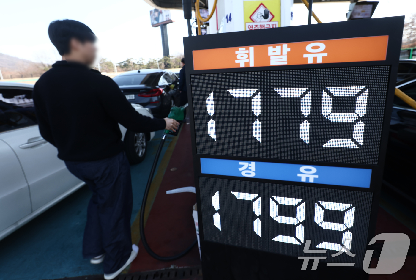(서울=뉴스1) 김민지 기자 = 미국·이스라엘과 이란 간 무력 충돌 여파로 국내 휘발유와 경유 가격이 상승하고 있는 가운데 8일 오후 서울 서초구 만남의광장 주유소에 유가정보판이 …