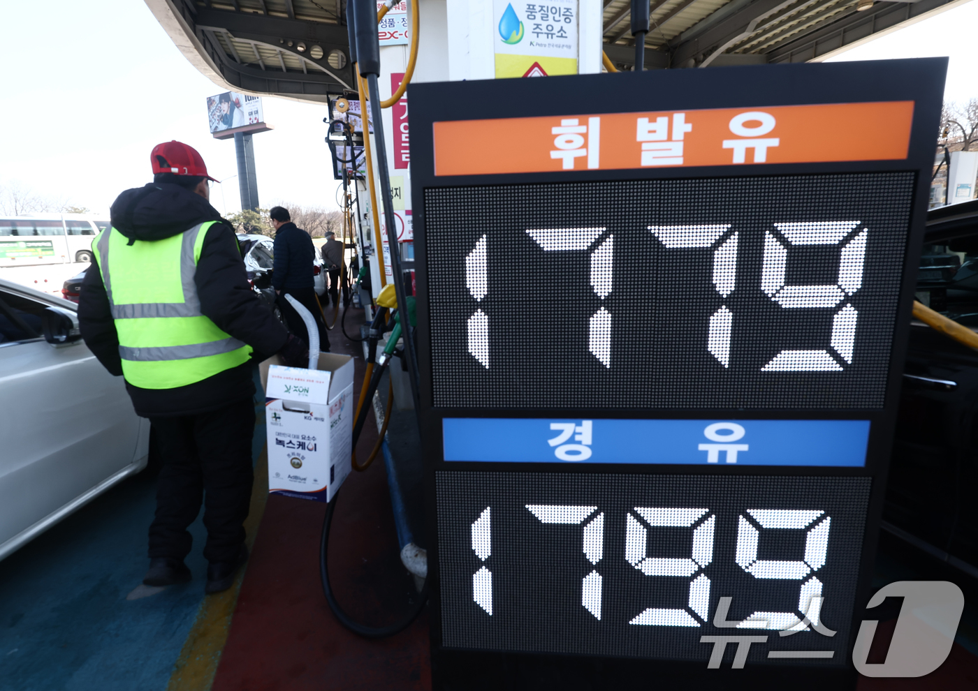 (서울=뉴스1) 김민지 기자 = 미국·이스라엘과 이란 간 무력 충돌 여파로 국내 휘발유와 경유 가격이 상승하고 있는 가운데 8일 오후 서울 서초구 만남의광장 주유소에 유가정보판이 …
