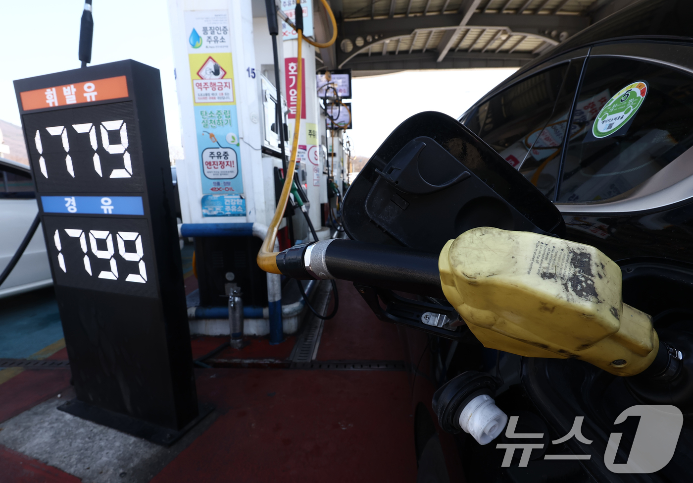 (서울=뉴스1) 김민지 기자 = 미국·이스라엘과 이란 간 무력 충돌 여파로 국내 휘발유와 경유 가격이 상승하고 있는 가운데 8일 오후 서울 서초구 만남의광장 주유소에 유가정보판이 …