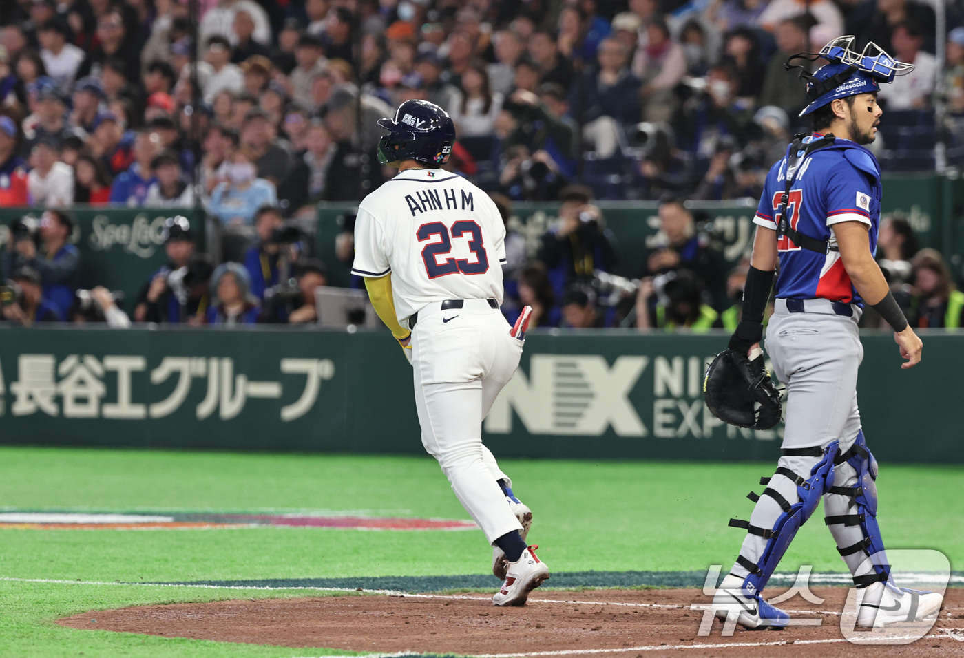 (도쿄=뉴스1) 구윤성 기자 = 8일 일본 도쿄돔에서 열린 2026 월드베이스볼클래식 조별리그 C조 대한민국과 대만의 경기. 5회말 선두타자 안현민이 볼넷으로 출루하고 있다.  2 …