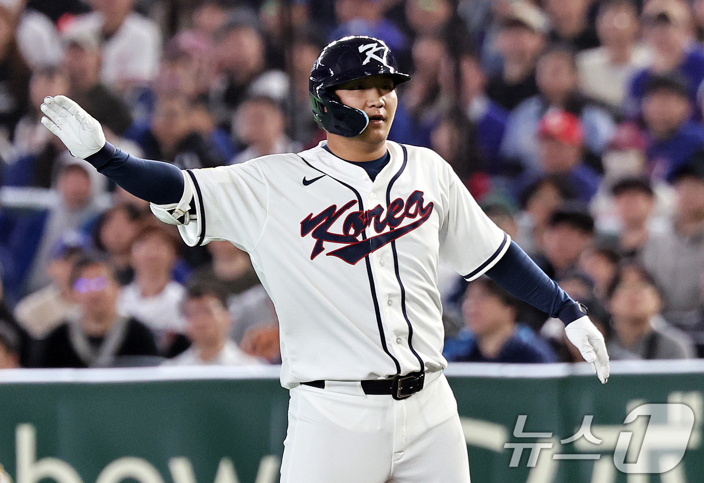 (도쿄=뉴스1) 구윤성 기자 = 8일 일본 도쿄돔에서 열린 2026 월드베이스볼클래식 조별리그 C조 대한민국과 대만의 경기. 대한민국 문보경이 5회말 무사 1루때 안타를 치고 세리 …