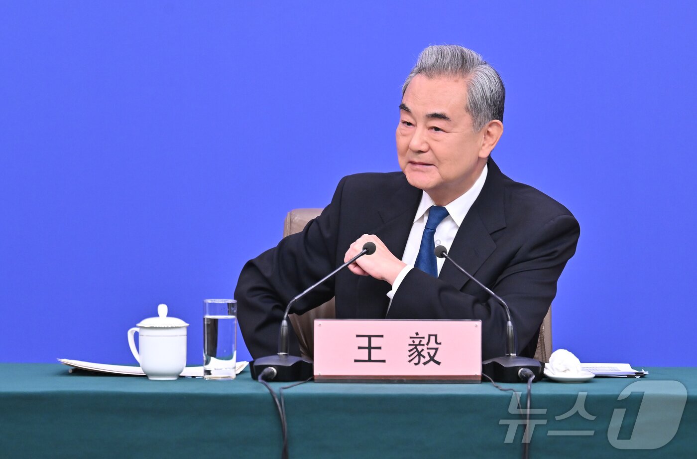 본문 이미지 - 왕이 중국 외교부장이 8일 오전 베이징에서 개최된 '중국 외교정책과 대외관계'를 주제로 한 기자회견에 참석했다. ⓒ 신화=뉴스1