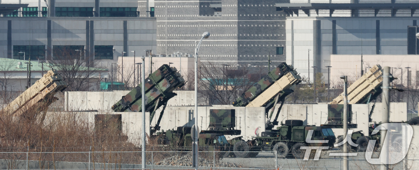(평택=뉴스1) 김영운 기자 = 한미 연합연습 '자유의 방패'(Freedom Shield·FS) 연습을 하루 앞둔 8일 경기 평택시 팽성읍 주한미군기지 캠프 험프리스에 방공 무기체 …