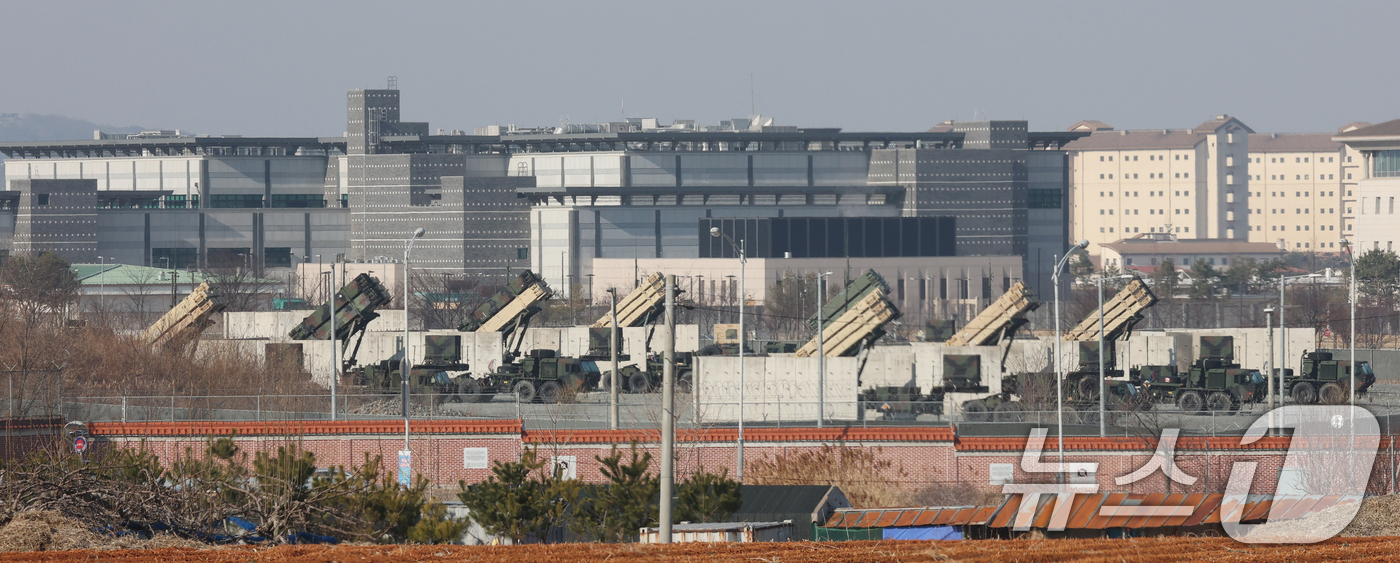 (평택=뉴스1) 김영운 기자 = 한미 연합연습 '자유의 방패'(Freedom Shield·FS) 연습을 하루 앞둔 8일 경기 평택시 팽성읍 주한미군기지 캠프 험프리스에 방공 무기체 …