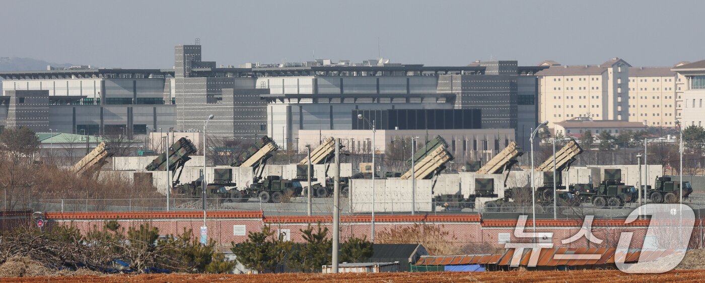 본문 이미지 - 한미 연합연습 '자유의 방패'(Freedom Shield·FS) 연습을 하루 앞둔 8일 경기 평택시 팽성읍 주한미군기지 캠프 험프리스에 방공 무기체계인 패트리엇 미사일이 배치되어 있다. 한국과 미국은 오는 3월 9일부터 19일까지 연합방위태세 확립을 위해 상반기 연합훈련인 '자유의 방패 연습을 진행한다. 2026.3.8 ⓒ 뉴스1 김영운 기자