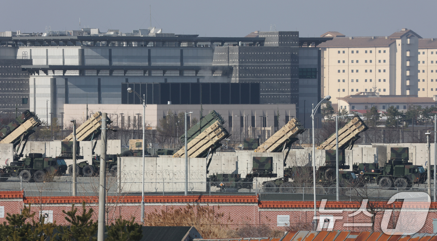 (평택=뉴스1) 김영운 기자 = 한미 연합연습 '자유의 방패'(Freedom Shield·FS) 연습을 하루 앞둔 8일 경기 평택시 팽성읍 주한미군기지 캠프 험프리스에 방공 무기체 …