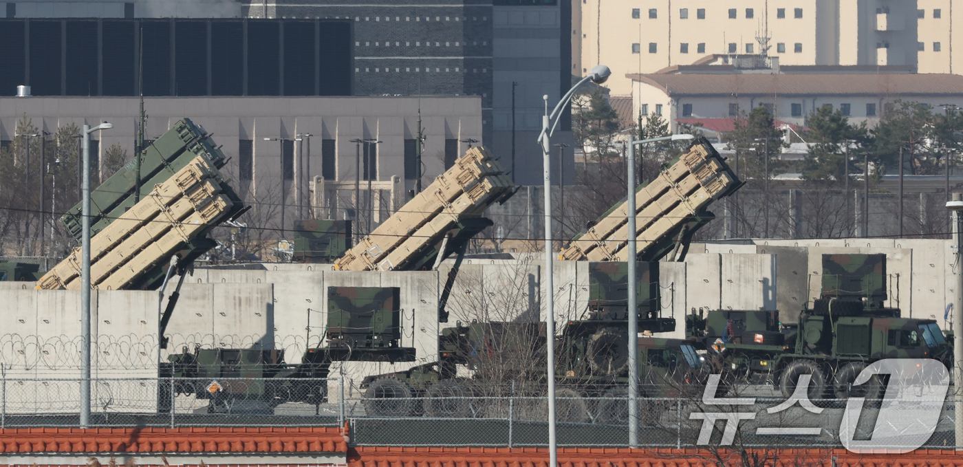 (평택=뉴스1) 김영운 기자 = 한미 연합연습 '자유의 방패'(Freedom Shield·FS) 연습을 하루 앞둔 8일 경기 평택시 팽성읍 주한미군기지 캠프 험프리스에 방공 무기체 …