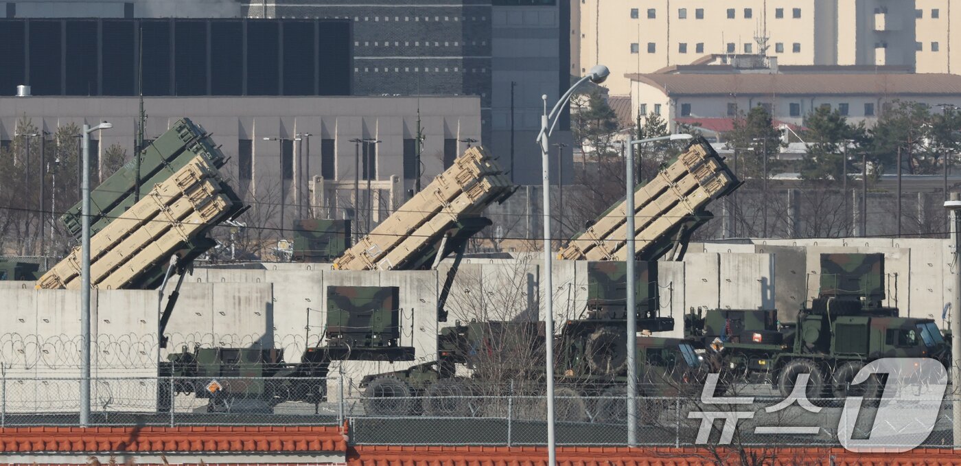 본문 이미지 - 한미 연합연습 '자유의 방패'(Freedom Shield·FS) 연습을 하루 앞둔 8일 경기 평택시 팽성읍 주한미군기지 캠프 험프리스에 방공 무기체계인 패트리엇 미사일이 배치되어 있다. 한국과 미국은 오는 3월 9일부터 19일까지 연합방위태세 확립을 위해 상반기 연합훈련인 '자유의 방패 연습을 진행한다. 2026.3.8 ⓒ 뉴스1 김영운 기자