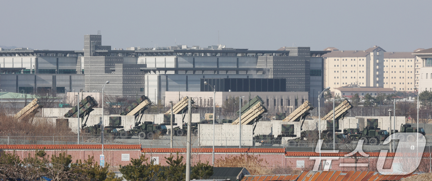 (평택=뉴스1) 김영운 기자 = 한미 연합연습 '자유의 방패'(Freedom Shield·FS) 연습을 하루 앞둔 8일 경기 평택시 팽성읍 주한미군기지 캠프 험프리스에 방공 무기체 …