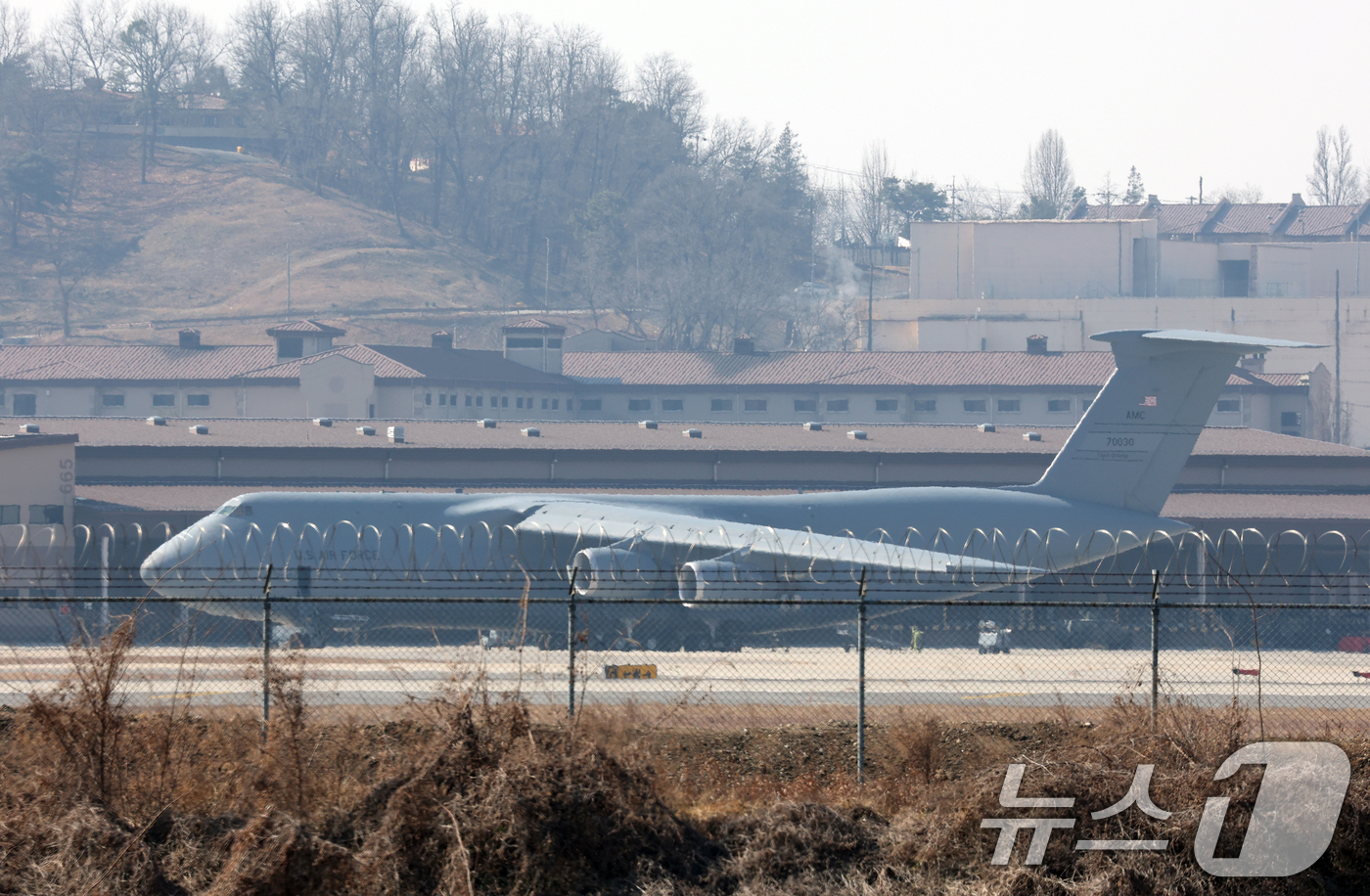 (평택=뉴스1) 김영운 기자 = 8일 경기 평택시 주한미군 오산공군기지에 C-5 수송기가 계류되어 있다. 2026.3.8/뉴스1