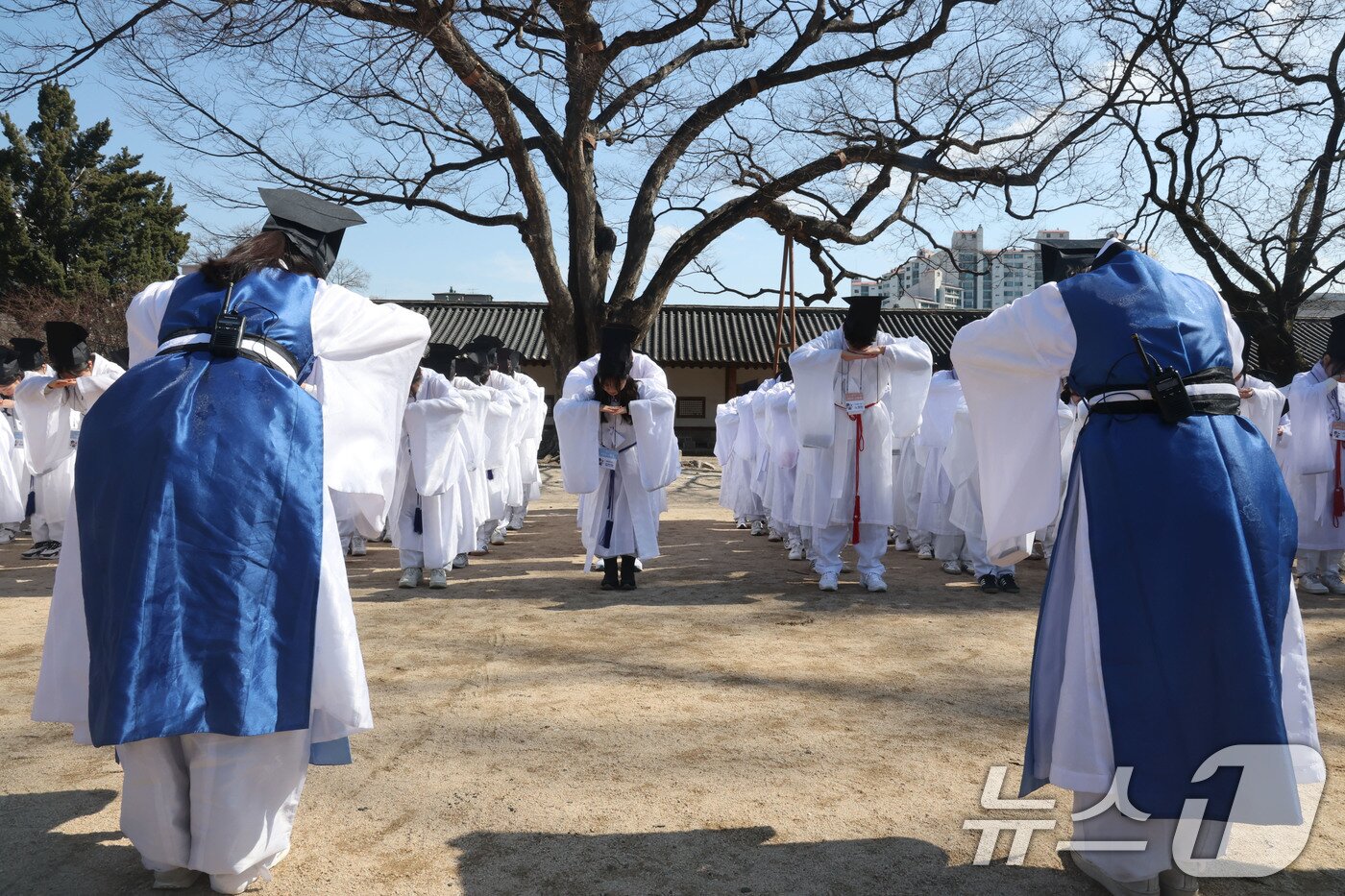 본문 이미지 - 8일 오전 서울 종로구 성균관 문묘에서 열린 2026신방례(신입생 환영회)에서 유생 의복을 입은 성균관대학교 신입생들과 재학생들이 서로 인사를 나누는 상읍례를 하고 있다. 신방례는 조선시대 과거에 합격한 유생들을 위한 환영식이자 선배들이 신입 유생을 맞이하는 일종의 통과의례이다. 2026.3.8 ⓒ 뉴스1 이광호 기자