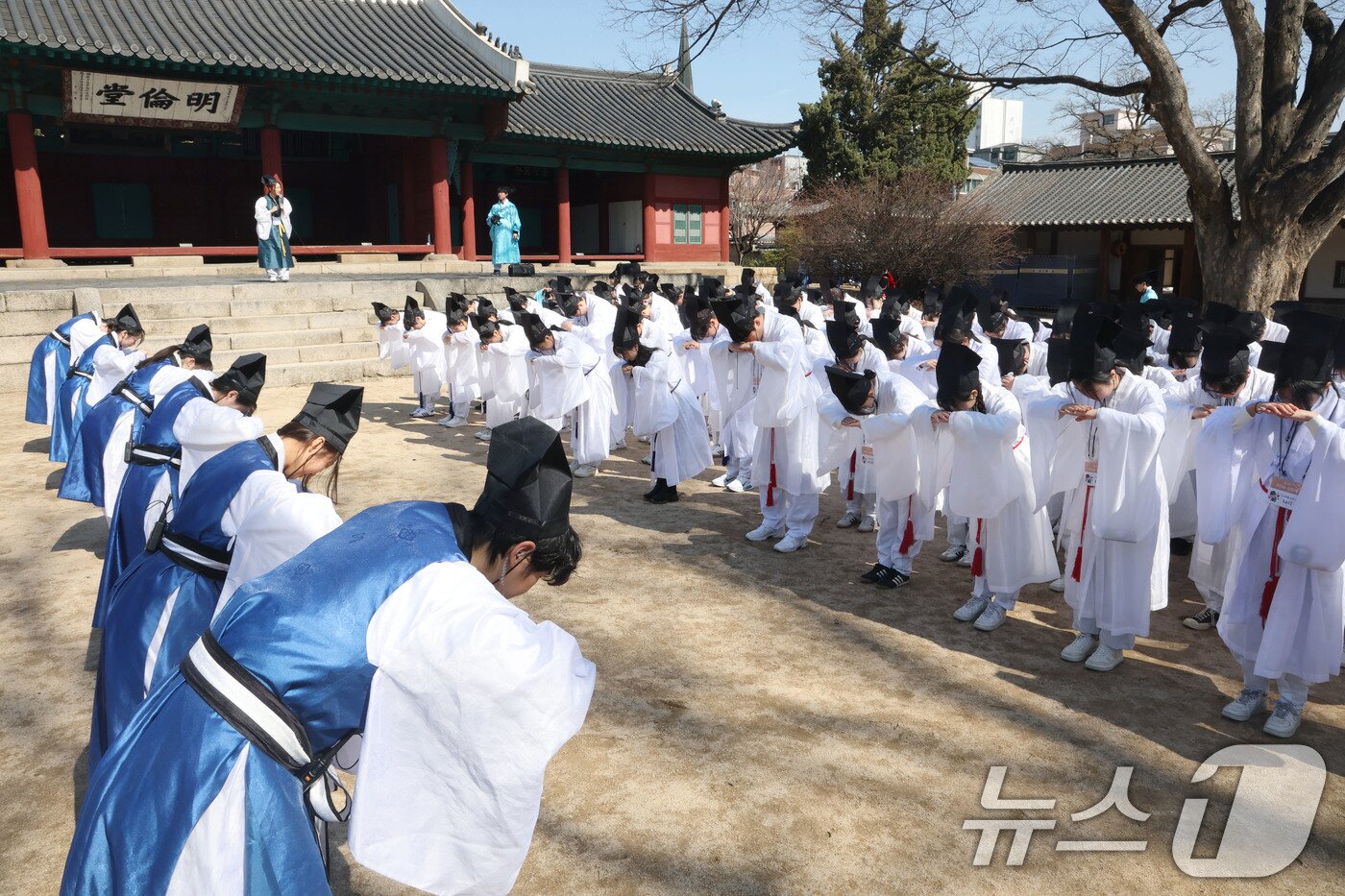 본문 이미지 - 8일 오전 서울 종로구 성균관 문묘에서 열린 2026신방례(신입생 환영회)에서 유생 의복을 입은 성균관대학교 신입생들과 재학생들이 서로 인사를 나누는 상읍례를 하고 있다.  2026.3.8 ⓒ 뉴스1 이광호 기자