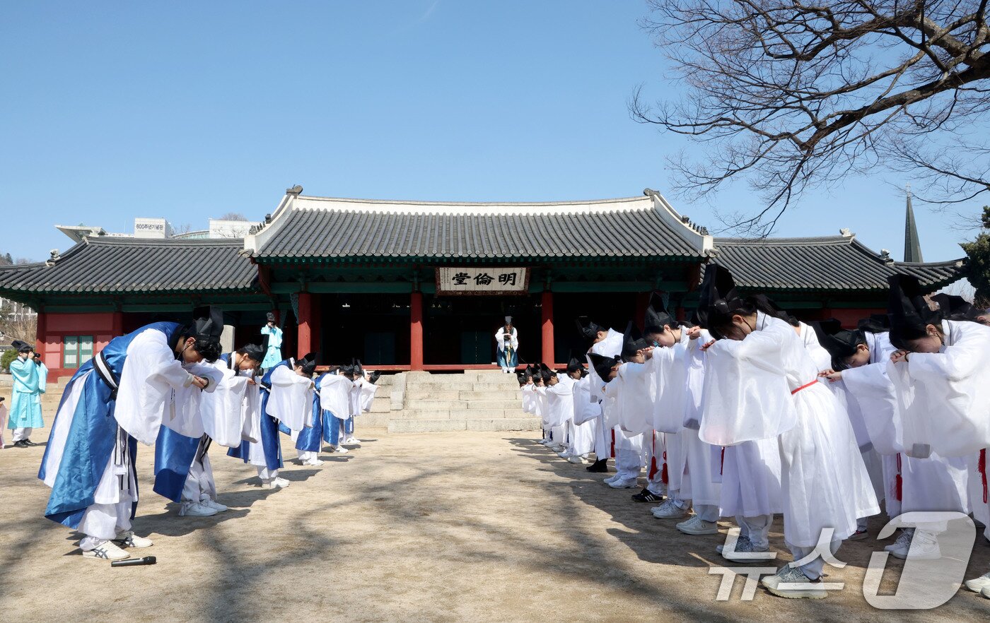 본문 이미지 - 8일 오전 서울 종로구 성균관 문묘에서 열린 2026신방례(신입생 환영회)에서 유생 의복을 입은 성균관대학교 신입생들과 재학생들이 서로 인사를 나누는 상읍례를 하고 있다.  2026.3.8 ⓒ 뉴스1 이광호 기자