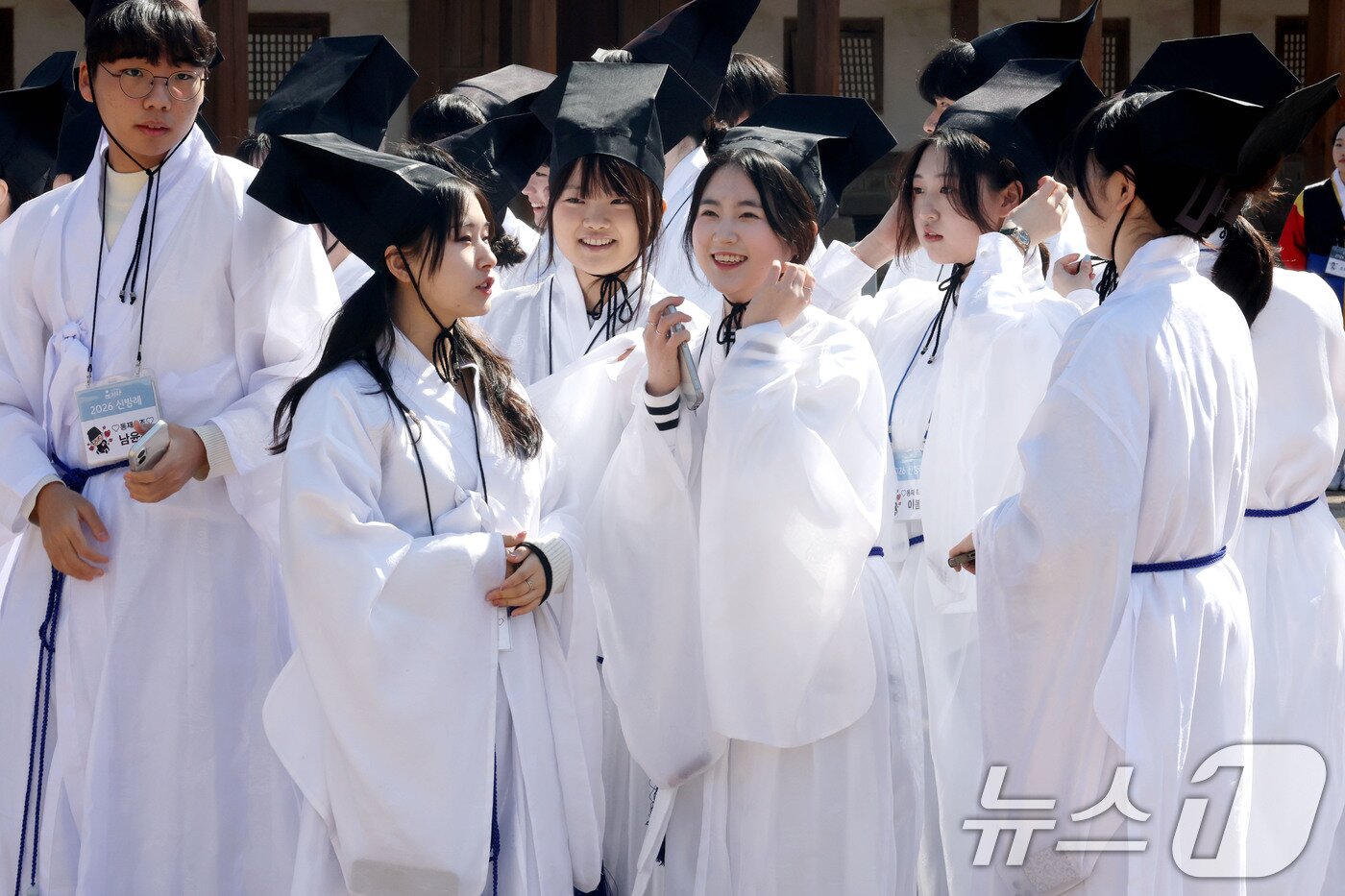 본문 이미지 - 8일 오전 서울 종로구 성균관 문묘에서 열린 2026신방례(신입생 환영회)에서 유생 의복을 입은 성균관대학교 신입생들이 밝은 표정을 짓고 있다.  2026.3.8 ⓒ 뉴스1 이광호 기자