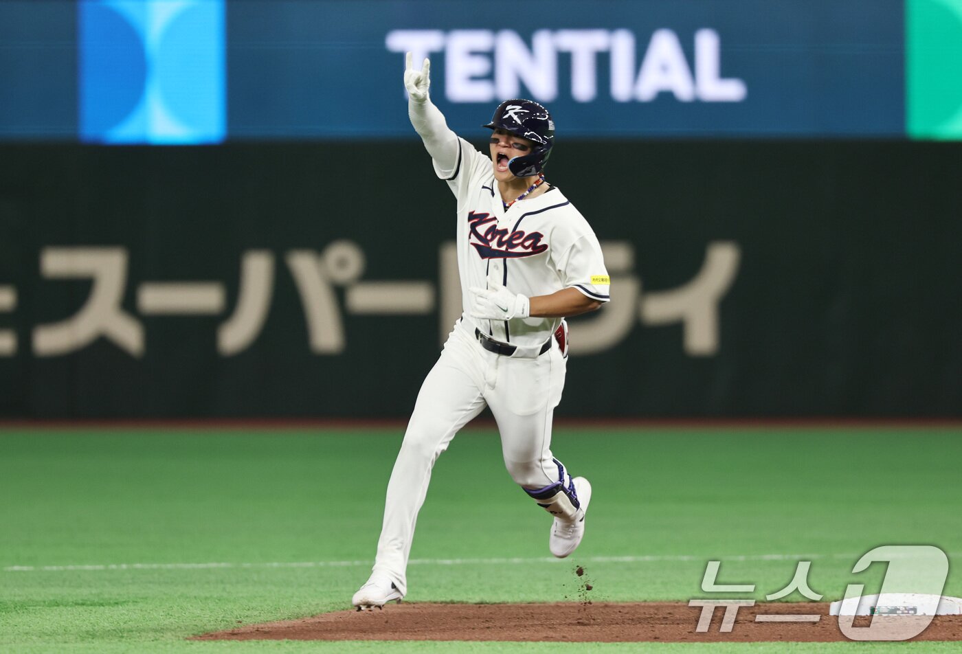 본문 이미지 - 8일 일본 도쿄돔에서 열린 2026 월드베이스볼클래식 조별리그 C조 대한민국과 대만의 경기. 대한민국 김도영이 6회말 1사 1루때 역전 투런홈런을 친 뒤 그라운드를 돌고 있다. 2026.3.8 ⓒ 뉴스1 구윤성 기자