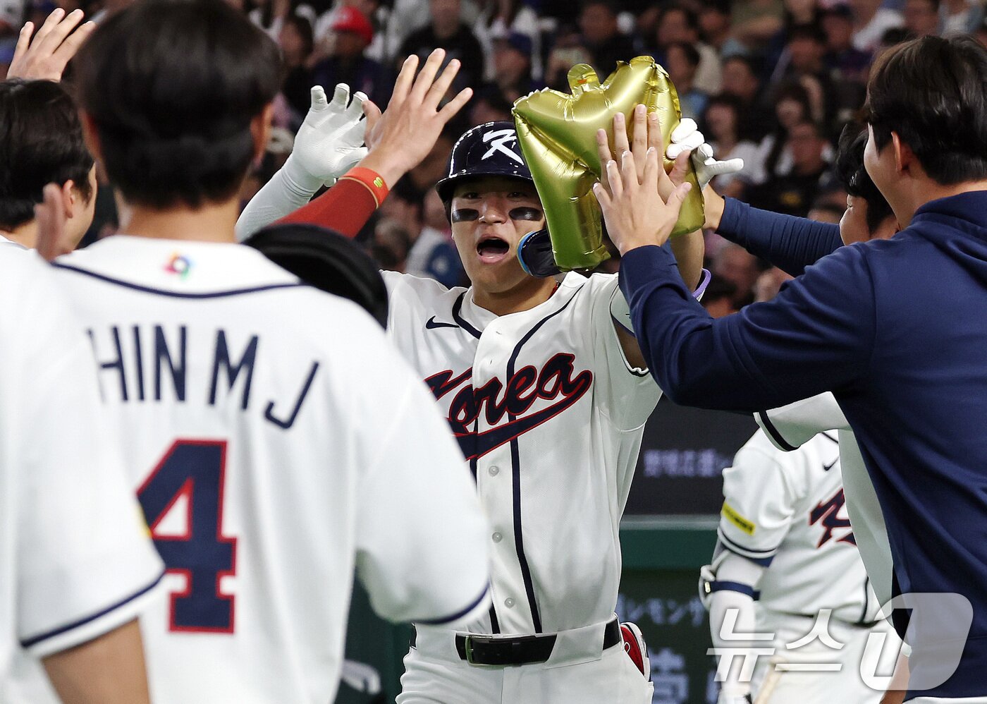 본문 이미지 - 8일 일본 도쿄돔에서 열린 2026 월드베이스볼클래식 조별리그 C조 대한민국과 대만의 경기. 대한민국 김도영이 6회말 1사 1루때 역전 투런홈런을 친 뒤 동료들과 기쁨을 나누고 있다. 2026.3.8 ⓒ 뉴스1 구윤성 기자