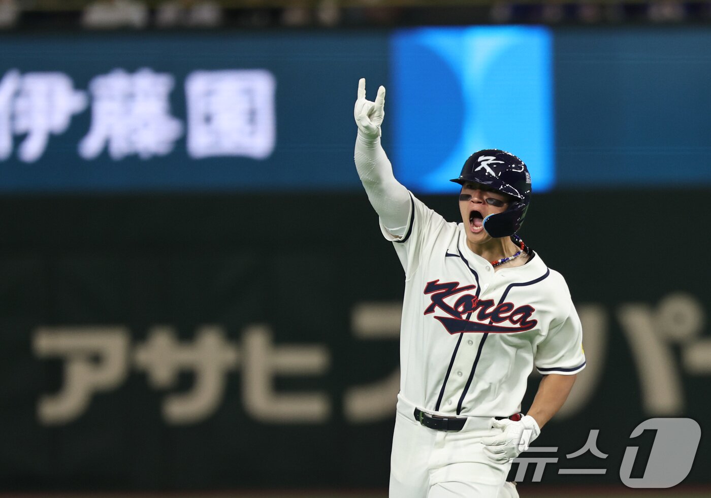 본문 이미지 - 8일 일본 도쿄돔에서 열린 2026 월드베이스볼클래식 조별리그 C조 대한민국과 대만의 경기. 대한민국 김도영이 6회말 1사 1루때 역전 투런홈런을 친 뒤 그라운드를 돌고 있다. 2026.3.8 ⓒ 뉴스1 구윤성 기자