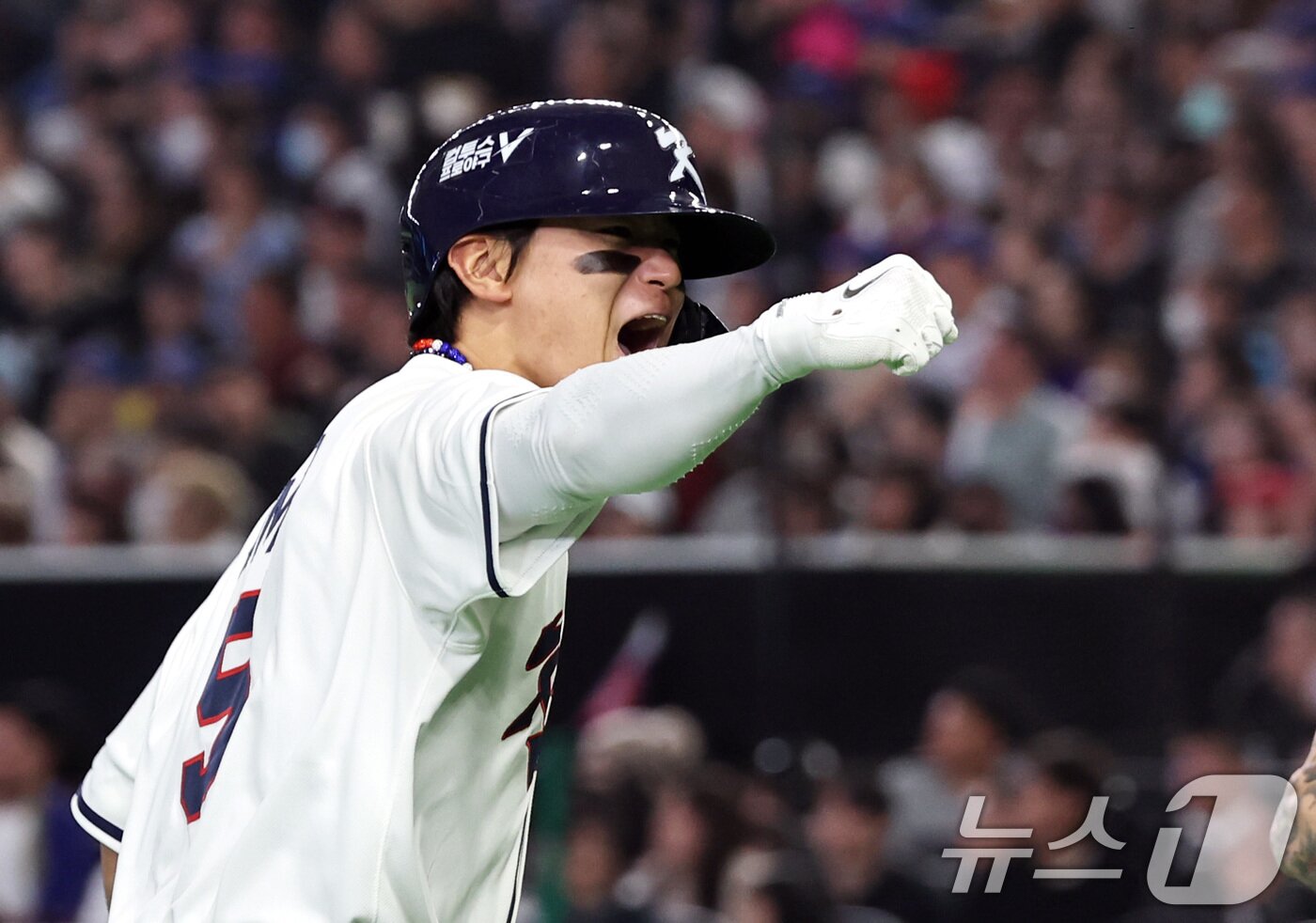 본문 이미지 - 8일 일본 도쿄돔에서 열린 2026 월드베이스볼클래식 조별리그 C조 대한민국과 일본의 경기. 대한민국 김도영이 6회말 1사 1루때 역전 투런홈런을 친 뒤 그라운드를 돌고 있다. 2026.3.8 ⓒ 뉴스1 구윤성 기자