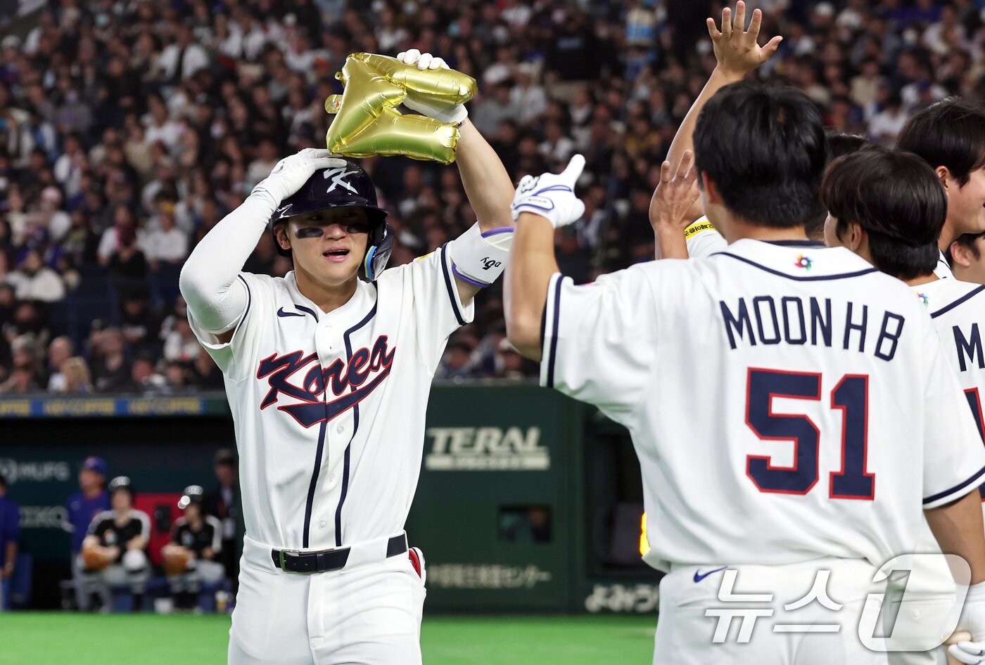 본문 이미지 - 8일 일본 도쿄돔에서 열린 2026 월드베이스볼클래식 조별리그 C조 대한민국과 대만의 경기. 대한민국 김도영이 6회말 1사 1루때 역전 투런홈런을 친 뒤 기쁨을 나누고 있다. 2026.3.8 ⓒ 뉴스1 구윤성 기자