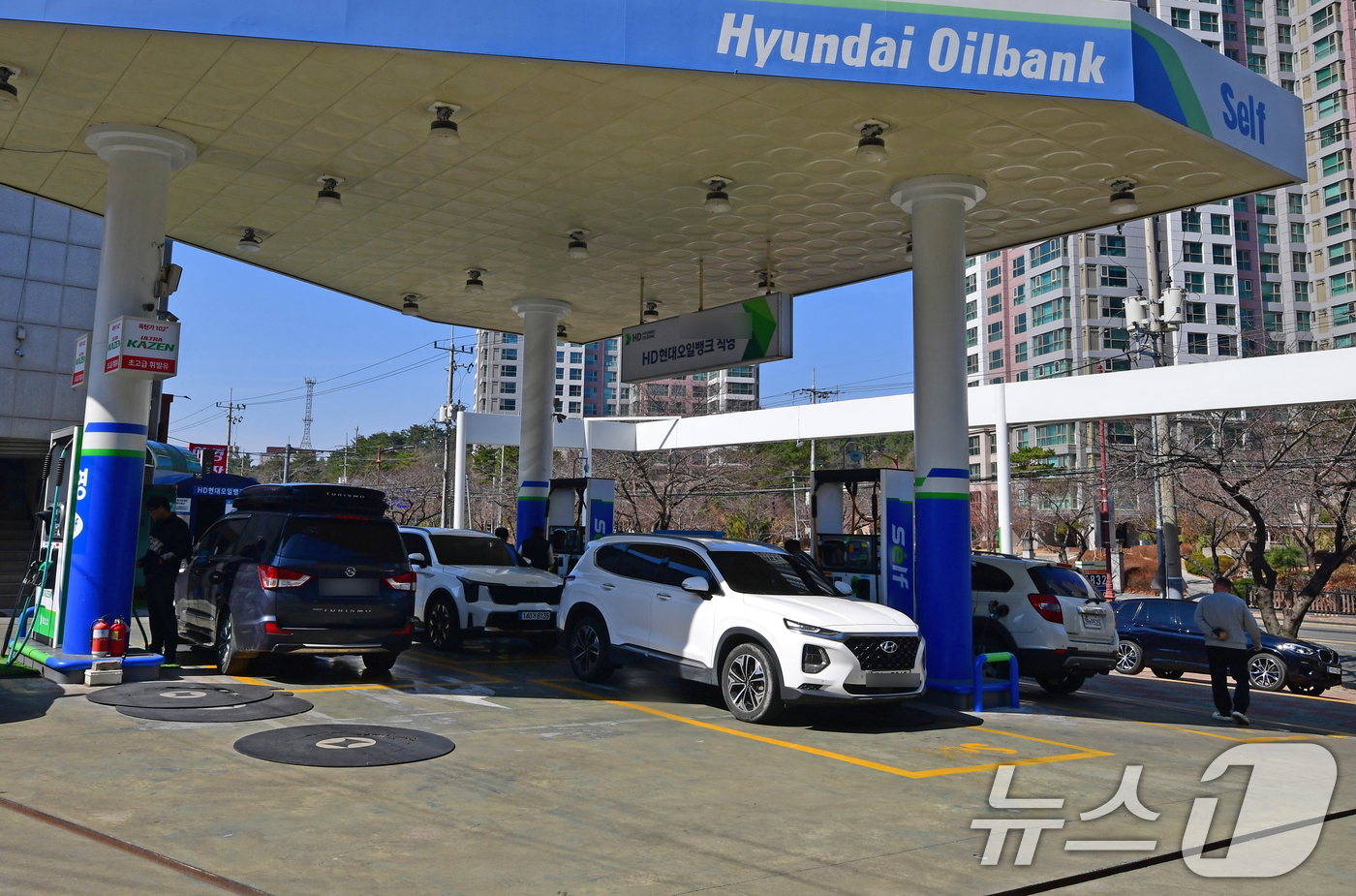 (포항=뉴스1) 최창호 기자 = 8일 미국·이스라엘과 이란 간 무력 충돌 여파로 국내 휘발유와 경유 가격이 상승하고 있는 가운데 1740원에 경유를 판매하고 있는 경북 포항시 북구 …