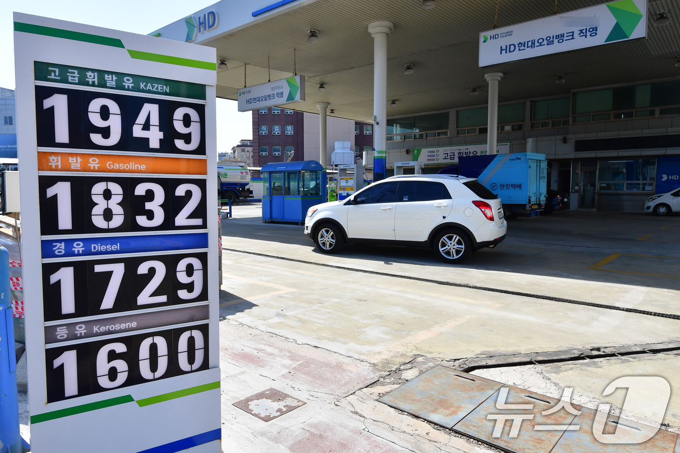 (포항=뉴스1) 최창호 기자 = 미국·이스라엘과 이란 간 무력 충돌 여파로 국내 휘발유와 경유 가격이 상승하고 있는 가운데 8일 경북 포항시 남구 지역 한 주유소에서 시민들이 기름 …