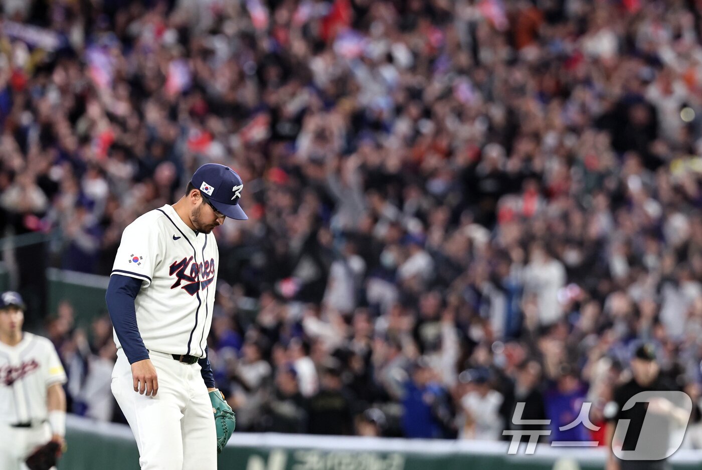 본문 이미지 - 8일 일본 도쿄돔에서 열린 2026 월드베이스볼클래식 조별리그 C조 대한민국과 대만의 경기. 대한민국 투수 데인 더닝이 8회초 대만 스튜어트 페어차일드에게 역전 투런홈런을 허용하며 아쉬워하고 있다. 2026.3.8 ⓒ 뉴스1 구윤성 기자