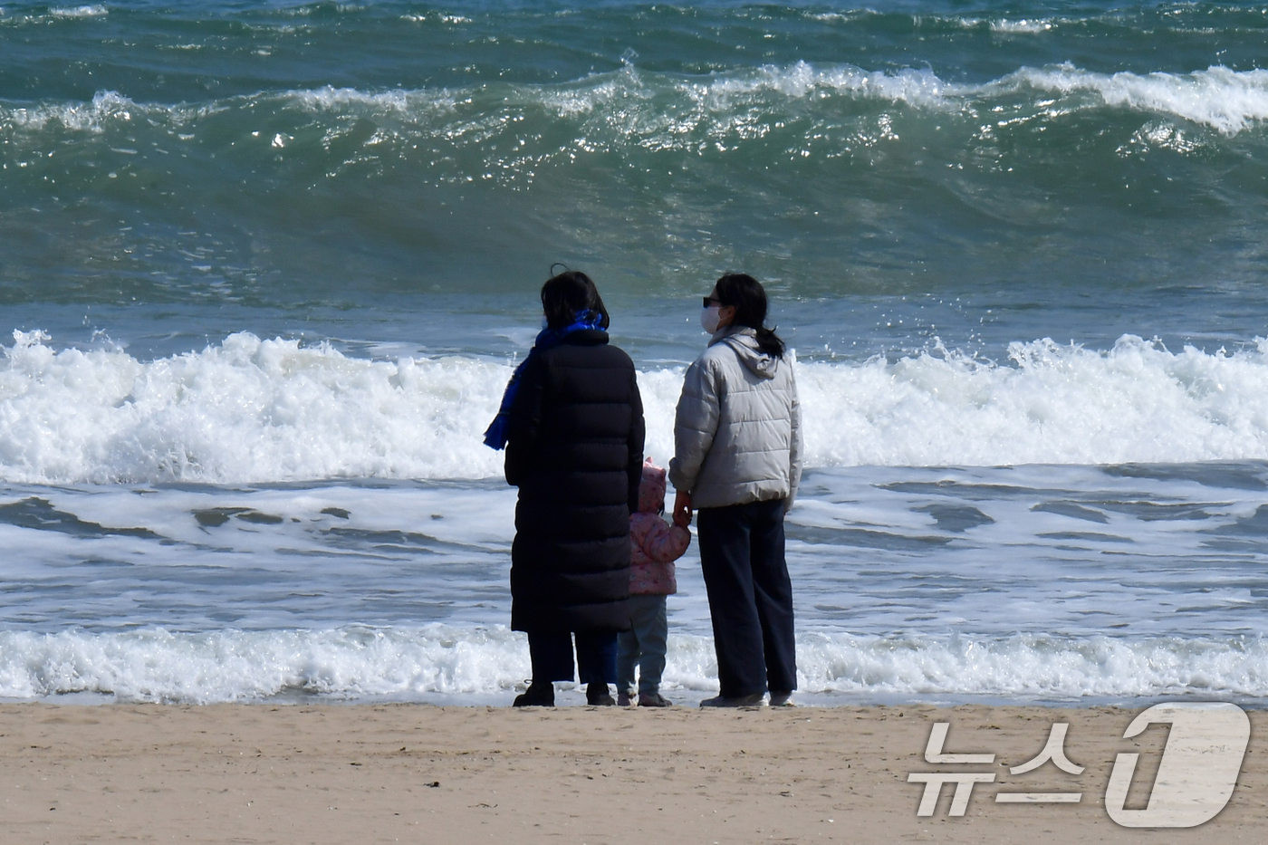 (포항=뉴스1) 최창호 기자 = 8일 경북 포항시 북구 영일대해수욕장 백사장에서 관광객들이 파도를 지켜보고 있다.  2026.3.8/뉴스1