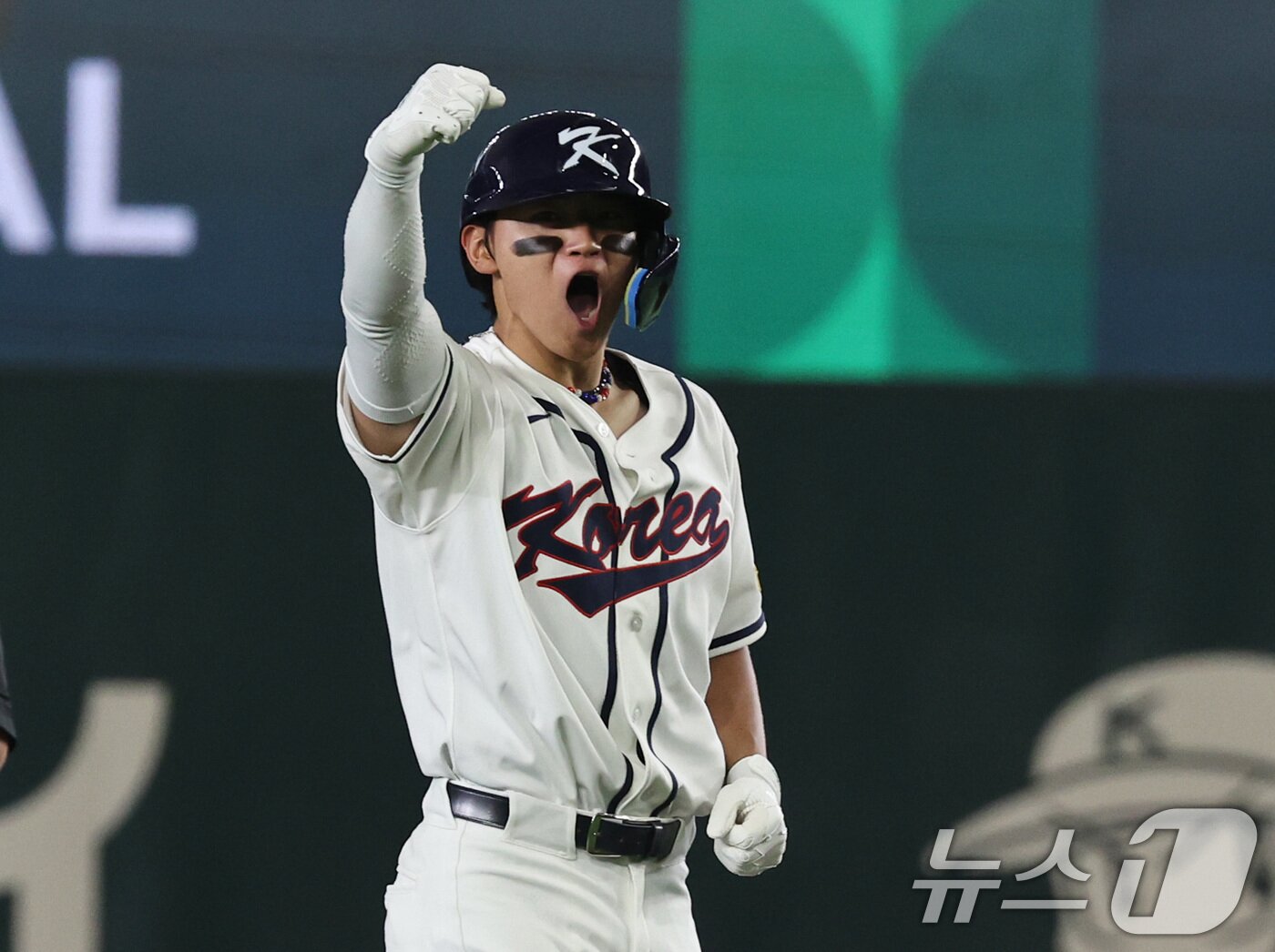 본문 이미지 - 8일 일본 도쿄돔에서 열린 2026 월드베이스볼클래식 조별리그 C조 대한민국과 대만의 경기. 대한민국 김도영이 8회말 2사 1루 상황때 동점 2루타를 치며 환호하고 있다. 2026.3.8 ⓒ 뉴스1 구윤성 기자