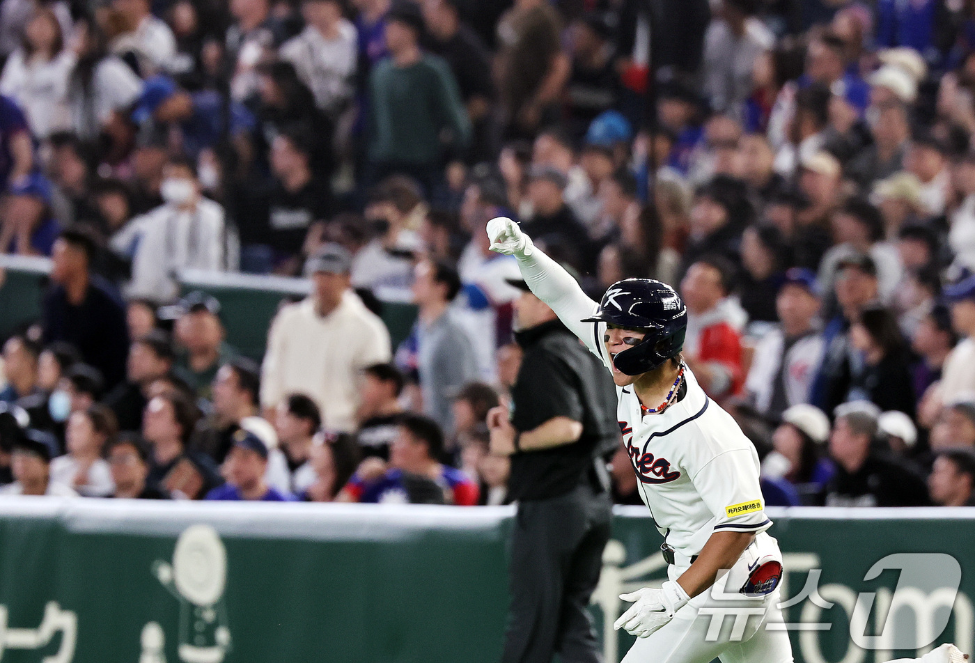 (도쿄=뉴스1) 구윤성 기자 = 8일 일본 도쿄돔에서 열린 2026 월드베이스볼클래식 조별리그 C조 대한민국과 대만의 경기. 대한민국 김도영이 8회말 2사 1루 동점 2루타를 치며 …