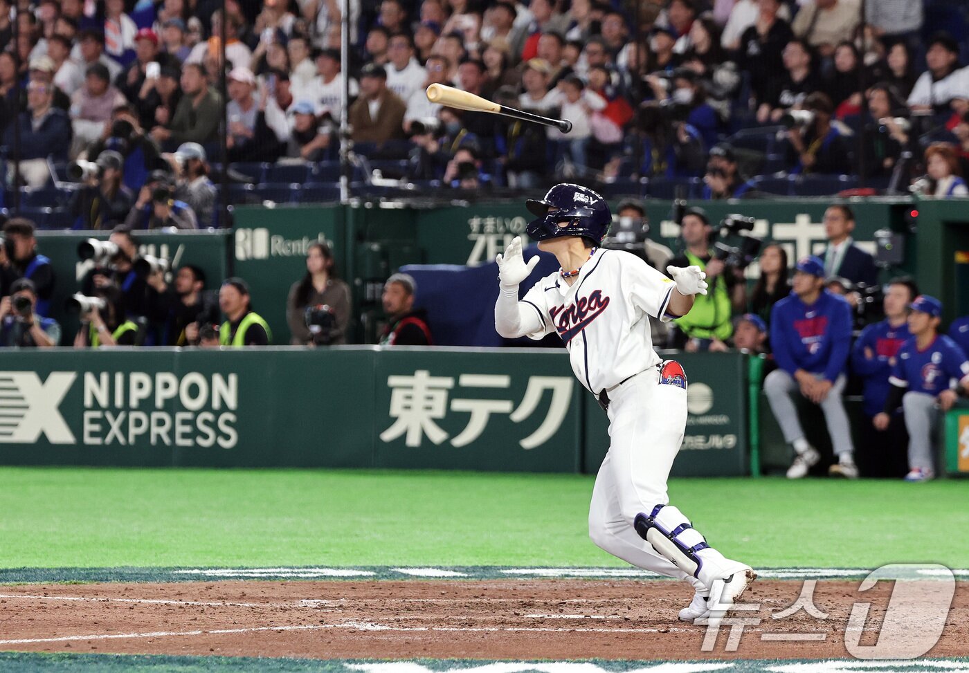 본문 이미지 - 8일 일본 도쿄돔에서 열린 2026 월드베이스볼클래식 조별리그 C조 대한민국과 일본의 경기. 대한민국 김도영이 8회말 2사 1루 동점 2루타를 치며 환호하고 있다. 2026.3.8 ⓒ 뉴스1 구윤성 기자