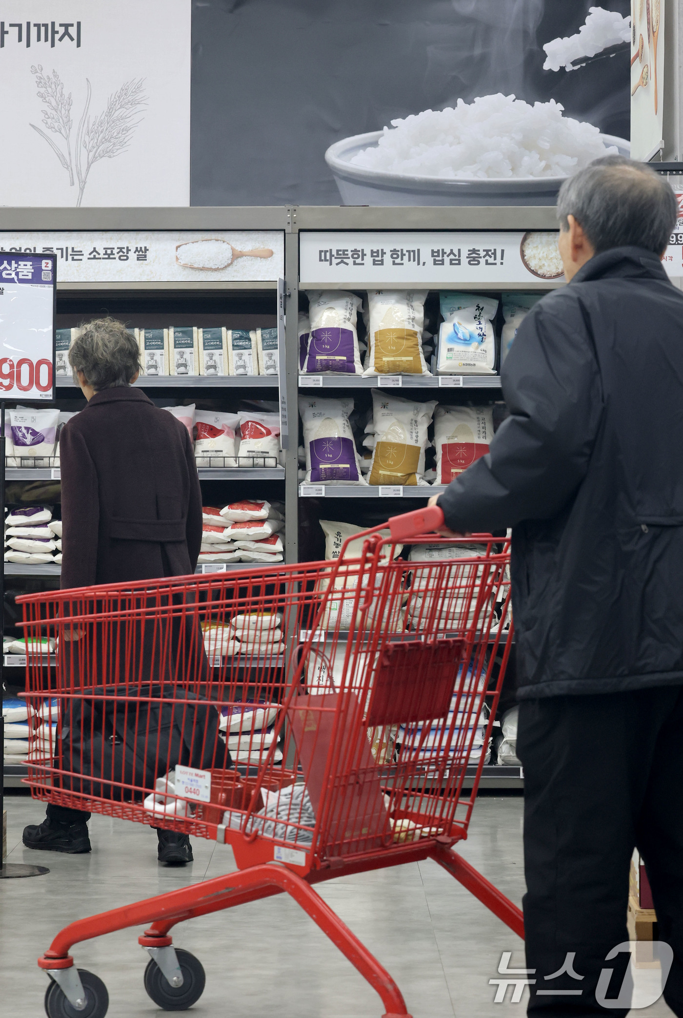 (서울=뉴스1) 이광호 기자 = 쌀 가격 상승세가 이어지고 있는 8일 서울 중구의 한 대형마트를 찾은 고객이 쌀 상품을 살펴보고 있다.지난 6일 농림축산식품부에 따르면 쌀 가격이 …
