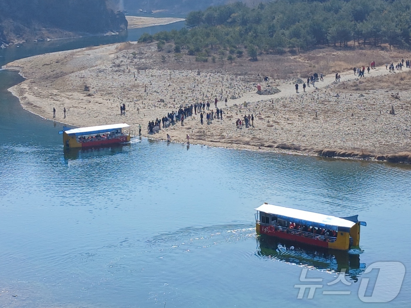 (영월=뉴스1) 신관호 기자 = 8일 오후 강원 영월군 청령포에 여행객들이 몰려들고 있다. 조선 6대 임금 단종을 다룬 영화 \'왕과 사는 남자\'(왕사남)의 누적 관객 수가 10 …