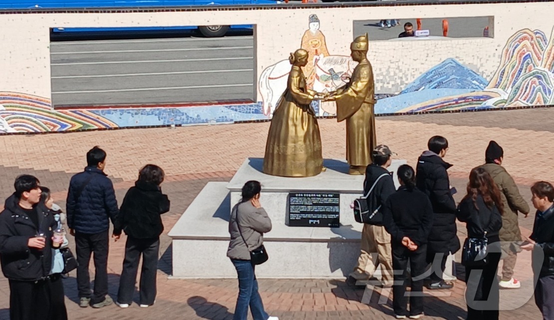 (영월=뉴스1) 신관호 기자 = 8일 오후 강원 영월군 영월읍 청령포 주변에 위치한 \'천상재회\') 동상에 여행객들이 몰려들고 있다. 동상은 조선 6대 임금 단종과 그의 왕비 정 …