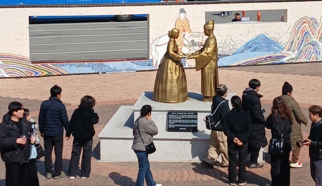 \"단종과 정순왕후의 사랑\"…청령포로 몰려든 왕사남 팬들