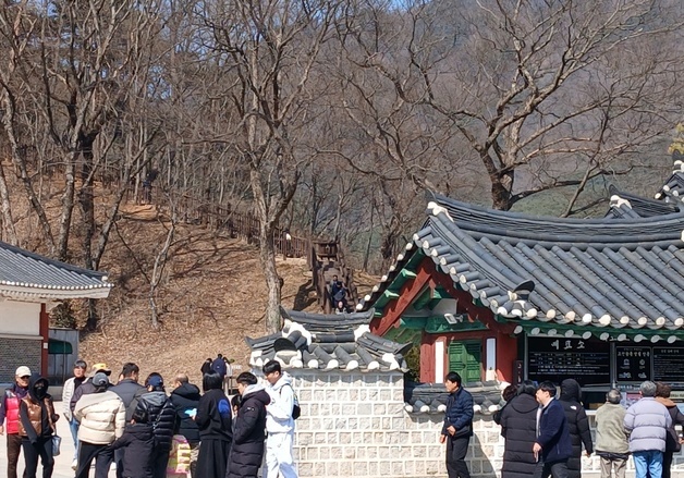 \"세계유산 장릉입니다\"… 왕사남 보고 영월 찾은 관광객들