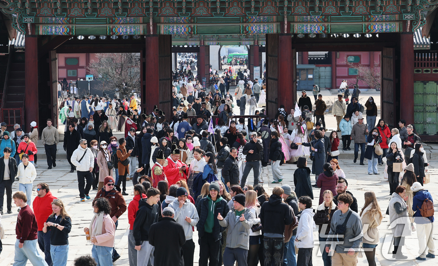 (서울=뉴스1) 오대일 기자 = 화창한 날씨를 보인 8일 오후 서울 종로구 경복궁에서 시민들과 외국인 관광객들이 휴일 나들이를 하고 있다.  2026.3.8/뉴스1