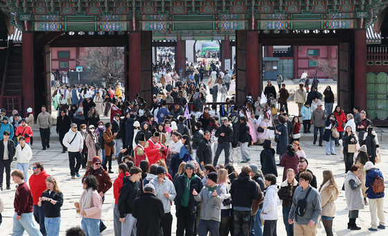 나들이 인파 붐비는 경복궁