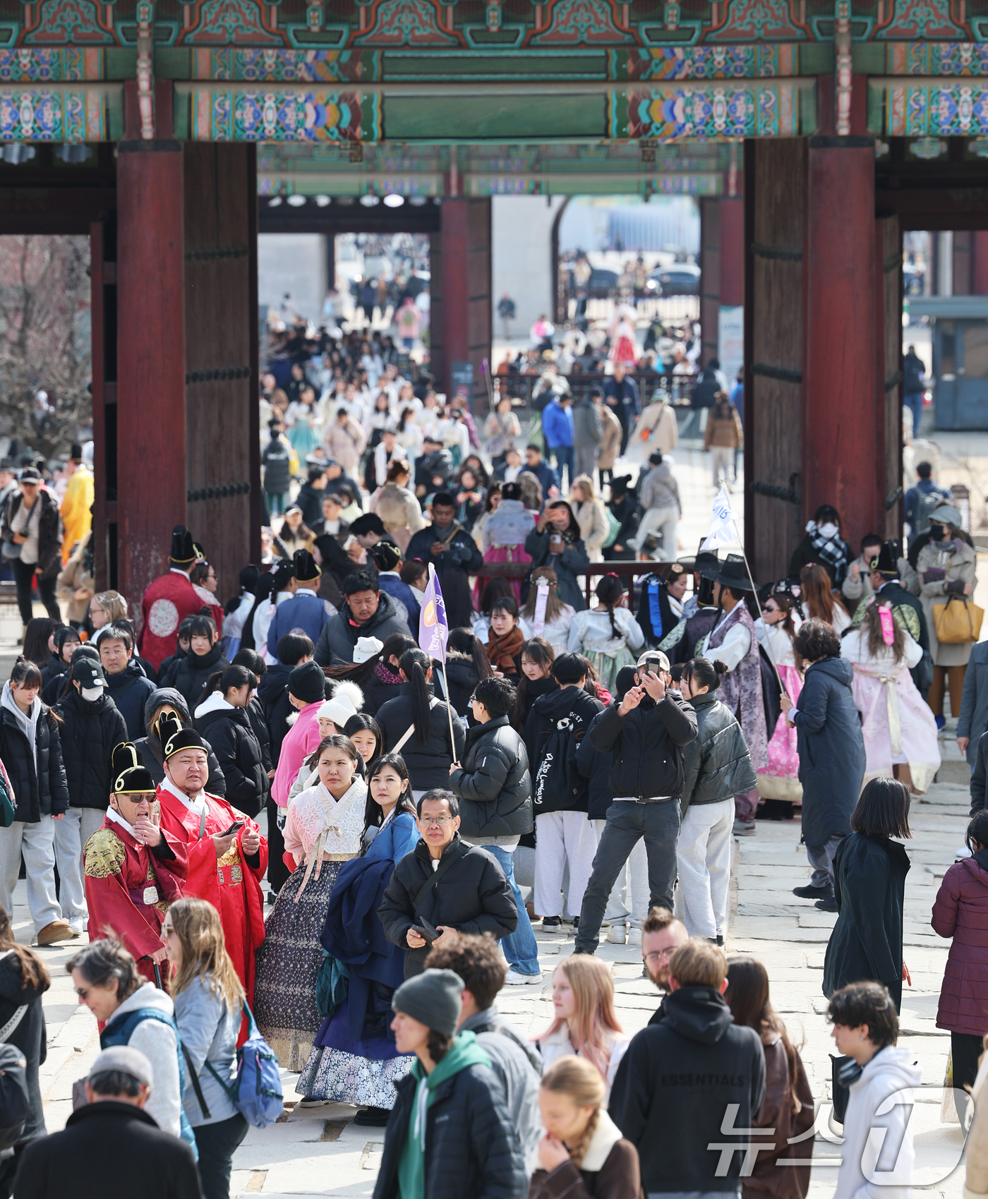 (서울=뉴스1) 오대일 기자 = 화창한 날씨를 보인 8일 오후 서울 종로구 경복궁에서 시민들과 외국인 관광객들이 휴일 나들이를 하고 있다.  2026.3.8/뉴스1