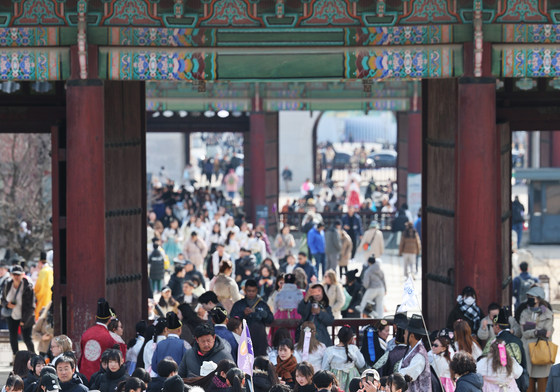 나들이 인파로 붐비는 경복궁