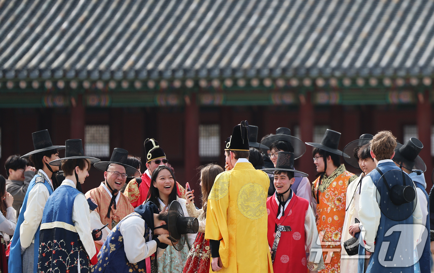 (서울=뉴스1) 오대일 기자 = 화창한 날씨를 보인 8일 오후 서울 종로구 경복궁에서 시민들과 외국인 관광객들이 휴일 나들이를 하고 있다.  2026.3.8/뉴스1