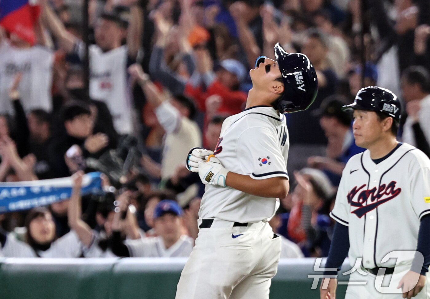 본문 이미지 - 8일 일본 도쿄돔에서 열린 2026 월드베이스볼클래식 조별리그 C조 대한민국과 대만의 경기. 대한민국 김주원이 9회말 2사 1,2루 상황때 끝내기 기회를 뜬공으로 놓치며 아쉬워하고 있다. 2026.3.8 ⓒ 뉴스1 구윤성 기자