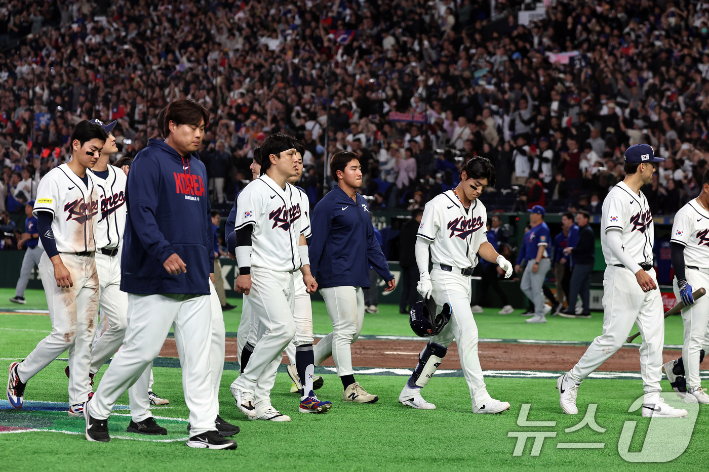 (도쿄=뉴스1) 구윤성 기자 = 8일 일본 도쿄돔에서 열린 2026 월드베이스볼클래식 조별리그 C조 대한민국과 대만의 경기. 연장 접전 끝에 대만에 5대 4로 패배한 한국 선수들이 …