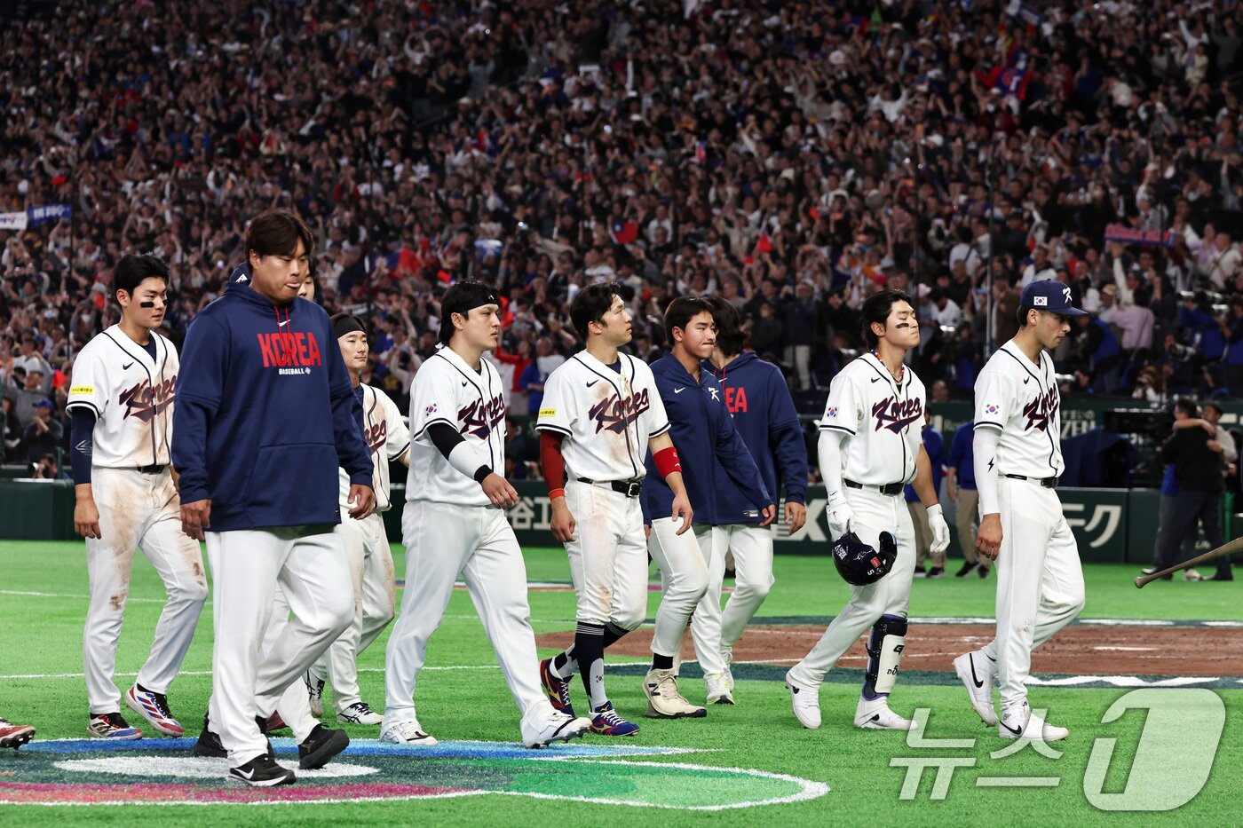 본문 이미지 - 8일 일본 도쿄돔에서 열린 2026 월드베이스볼클래식 조별리그 C조 대한민국과 대만의 경기. 연장 접전 끝에 대만에 5대 4로 패배한 한국 선수들이 아쉬워하고 있다. 2026.3.8 ⓒ 뉴스1 구윤성 기자